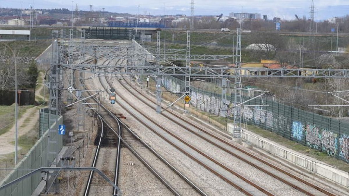 Vista del punto en el que está previsto el paso inferior para desarrollar la urbanización de terrenos en Trobajo del Cerecedo. RAMIRO