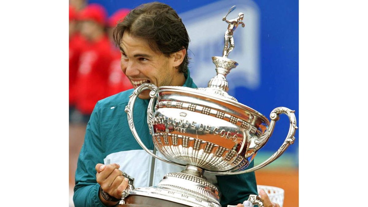 Rafa Nadal celebra su victoria mordiendo el Trofeo Godó tras ganar a Nicolás Almagro.