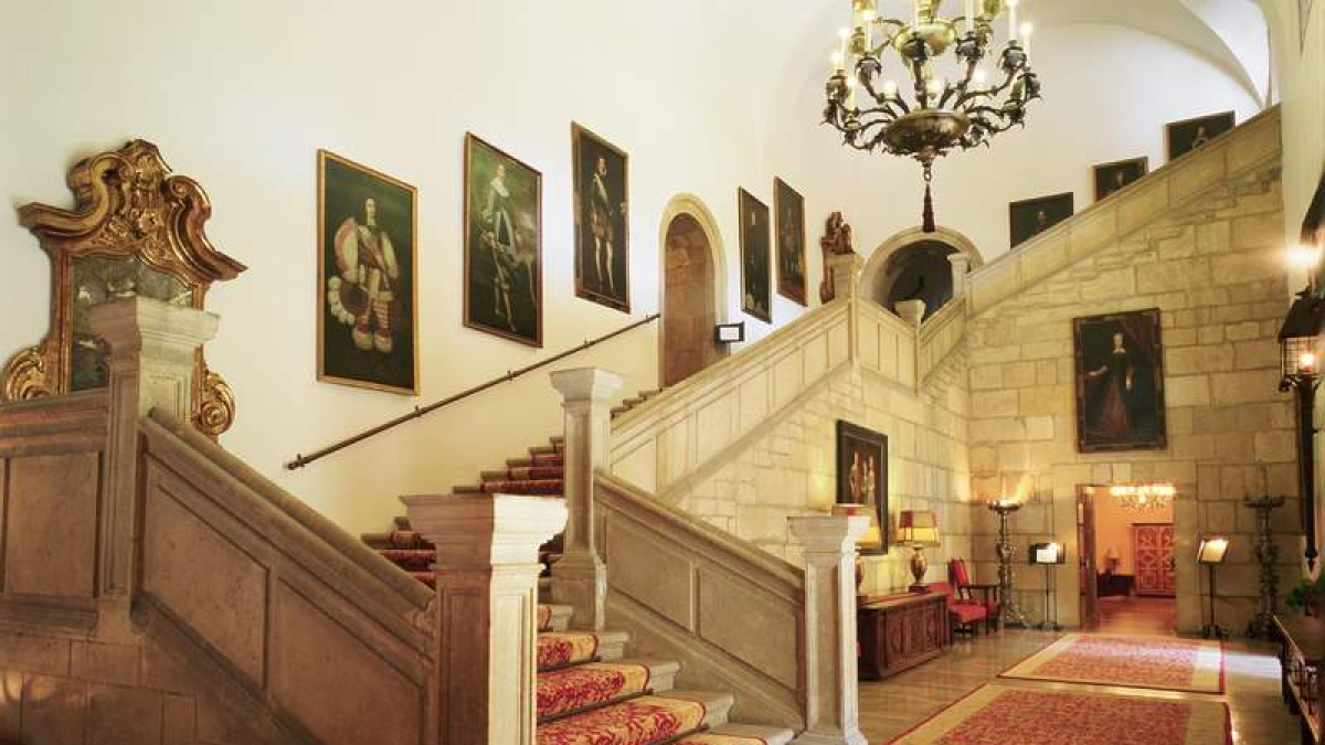 Imagen de la escalera principal de acceso a la primera planta del Parador de San Marcos