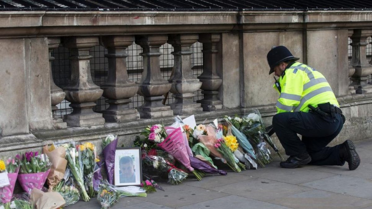 Recuerdo a las víctimas del atentado de Londres en el puente de Westminster, el 23 de marzo, un día después de la tragedia.