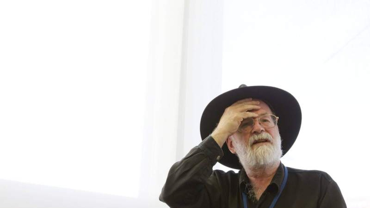 Sobre estas líneas, el que fue presidente de los EE UU, Ronald Reagan; en el medio, el actor estadounidense Charlton Heston; debajo, la actriz Rita Hayworth y al lado, el novelista británico Terry Pratchett.