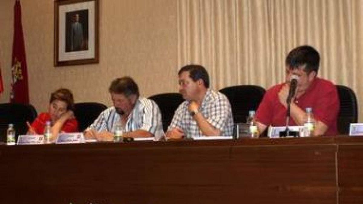 El alcalde de Boñar, Roberto Álvarez, junto con el grupo de concejales socialistas.