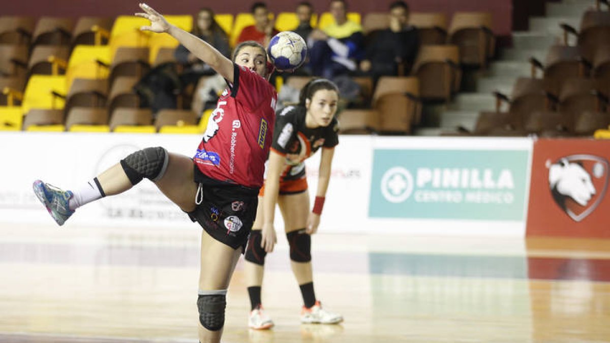 Uno de los partidos de balonmano del Cleba y el BM Gijón. FERNANDO OTERO