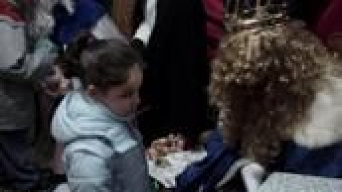 Los Reyes entregan su regalo a una niña en el Ayuntamiento