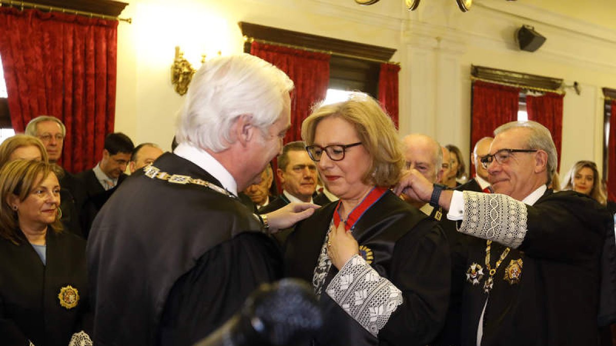 Dolores González recibe la cruz de manos del presidente del TSJCyL, José Luis Concepción. MARCIANO PÉREZ