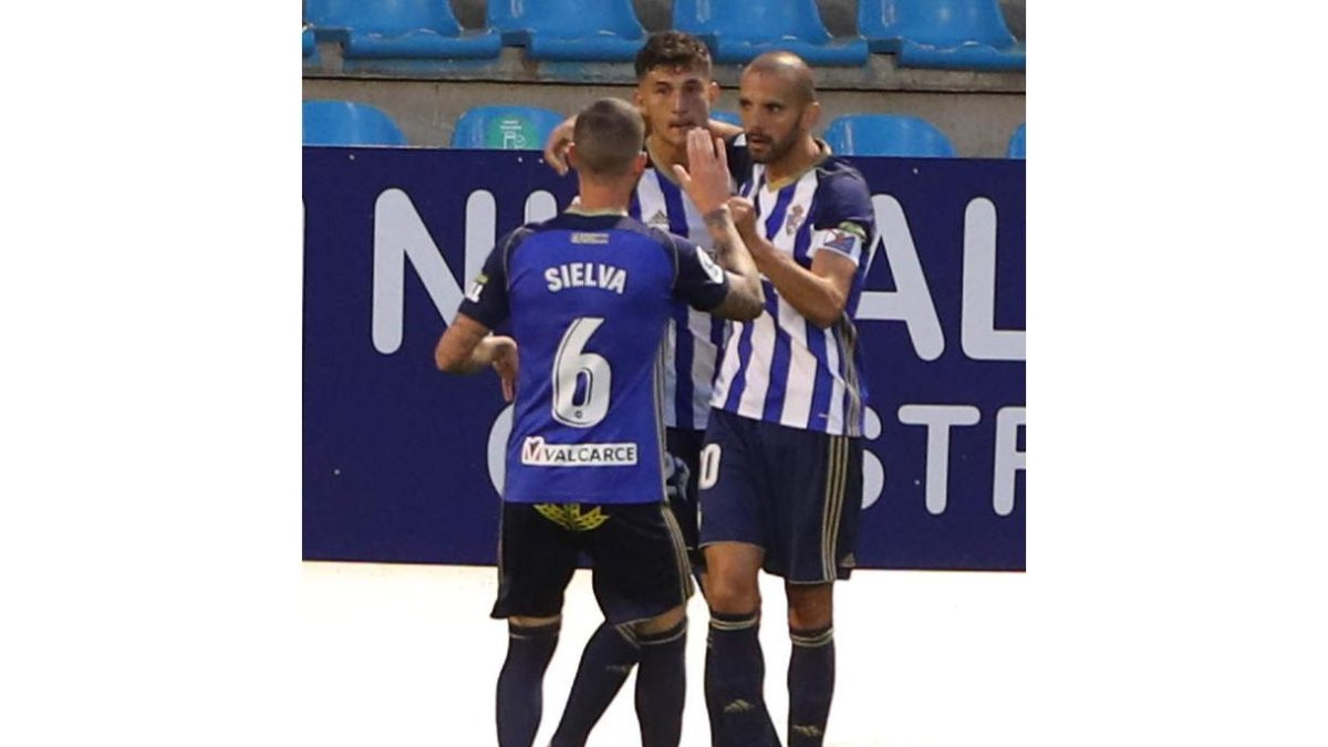 Yuri quiere seguir marcando goles con la Deportiva Ponferradina al menos dos temporadas más. DE LA MATA