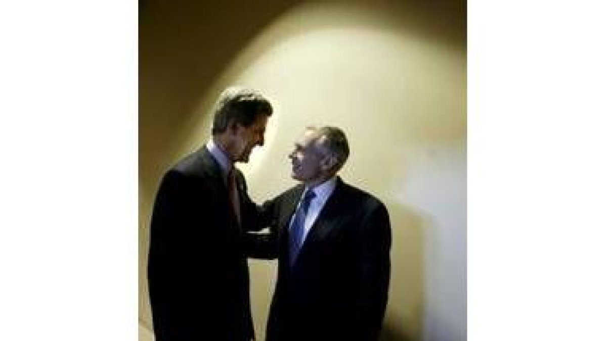 Kerry charla con Clark antes del mitin de Madison