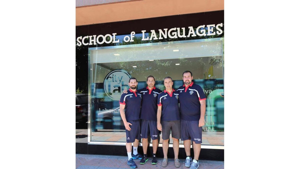 Jareño junto con su cuerpo técnico: Adrián Álvarez, Diego Mateos y Javier Medinabeitia. SARA CAMPOS