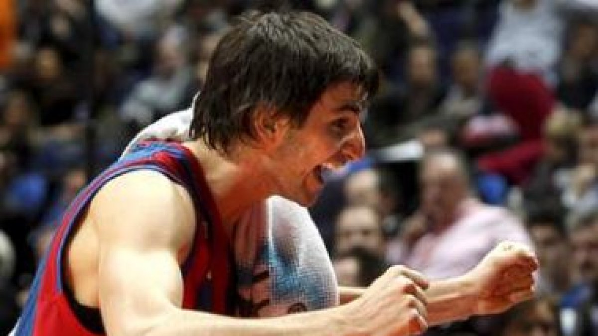 Ricky Rubio levanta los brazos tras vencer al Caja Laboral.