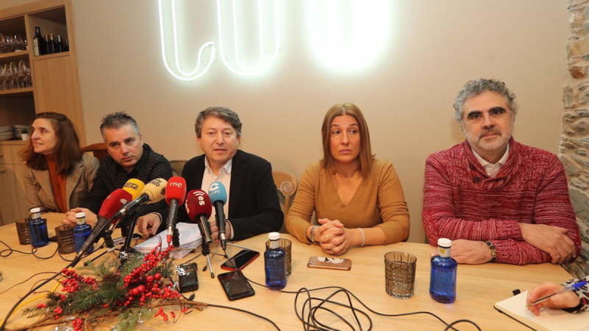 Folgueral, ayer, acompañado por miembros de USE.