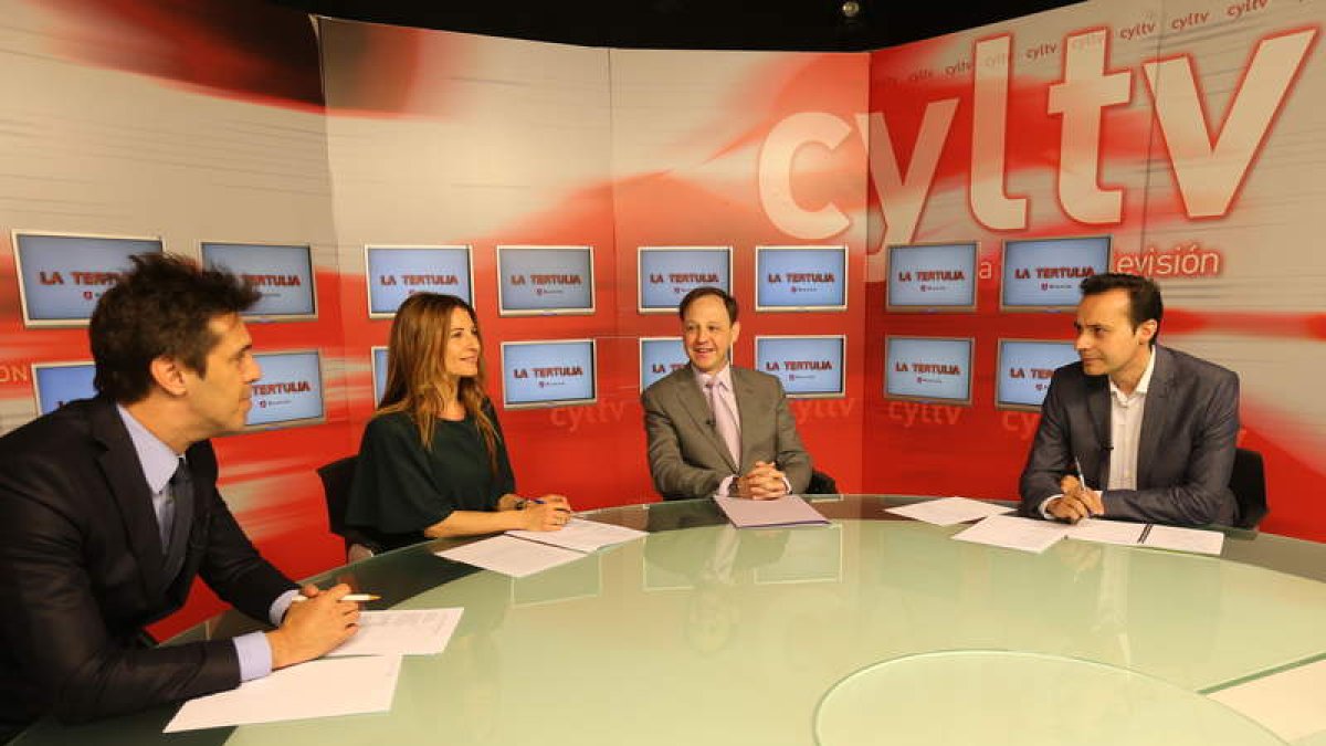 Miguel Ángel Blanco, Marisa Vázquez, Jacinto Villalvilla y Carlos Fidalgo, ayer en el estudio de La 8 en Ponferrada. L. DE LA MATA