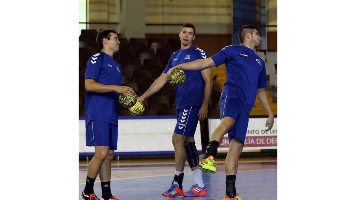 Aguirrezabalaga, Carrillo y Richi durante un entrenamiento del Abanca Ademar
