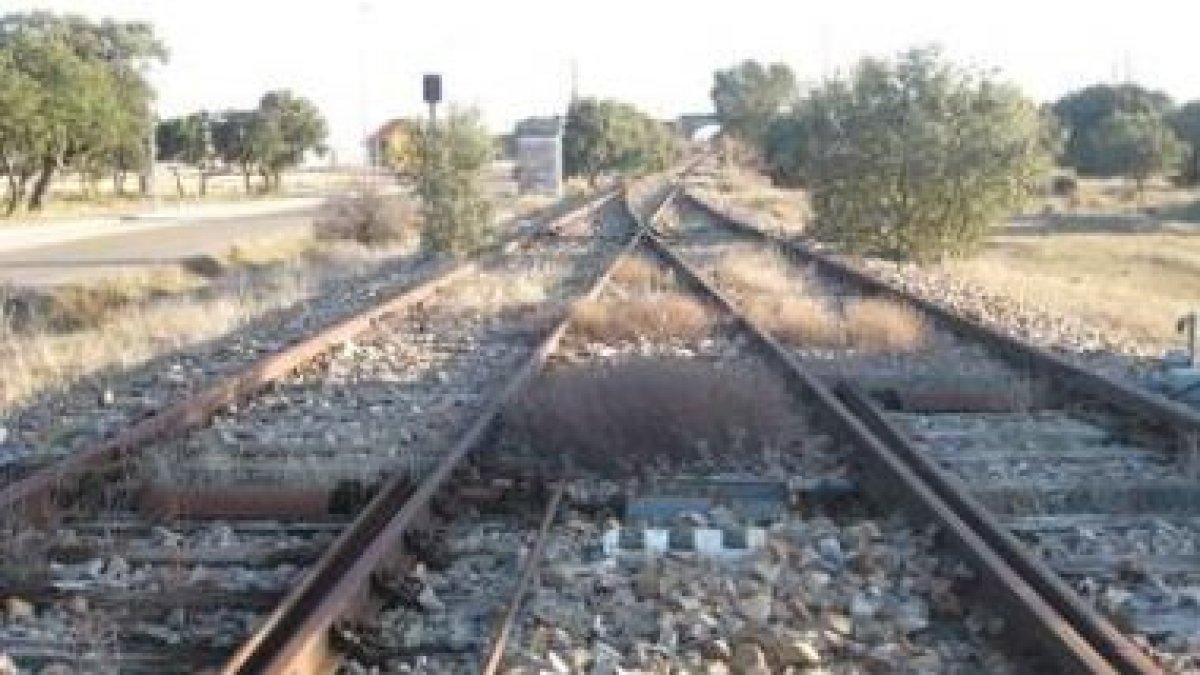 El trazado férreo de la Vía de la Plata a su paso por el municipio de Valderrey.