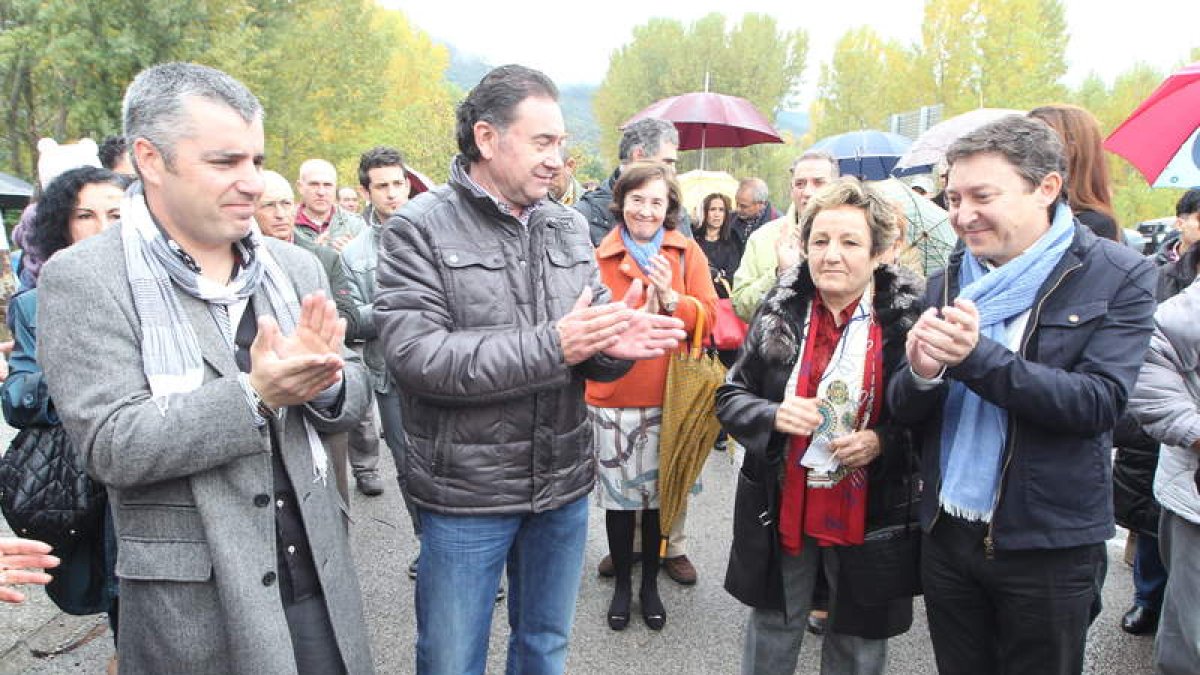 En el centro el nieto de Morete y la impulsora del acto Tina Calleja, flaqueados por Macías y Folgueral.