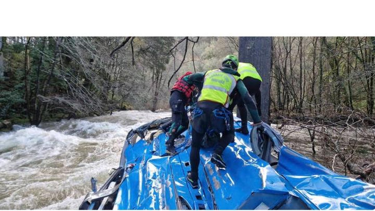 Los equipos de emergencias en el lugar del accidente. GUARDIA CIVIL