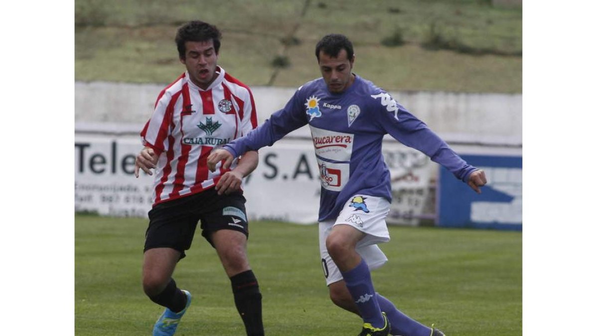 El equipo bañezano se dejó el liderato en Zamora.