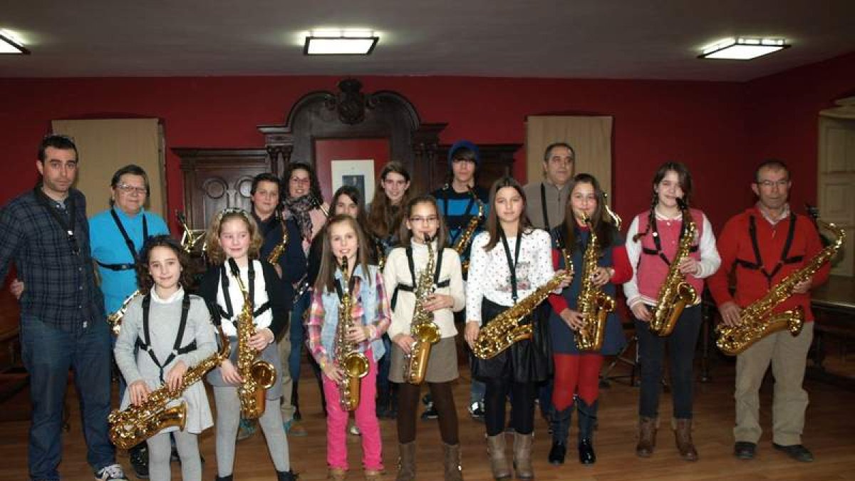 Los alumnos de saxofón y su profesor Alejandro Espeso tras las actuaciones