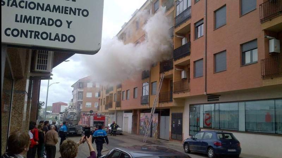El intenso humo que salía por la ventana de la casa congregó a los vecinos en la calle.