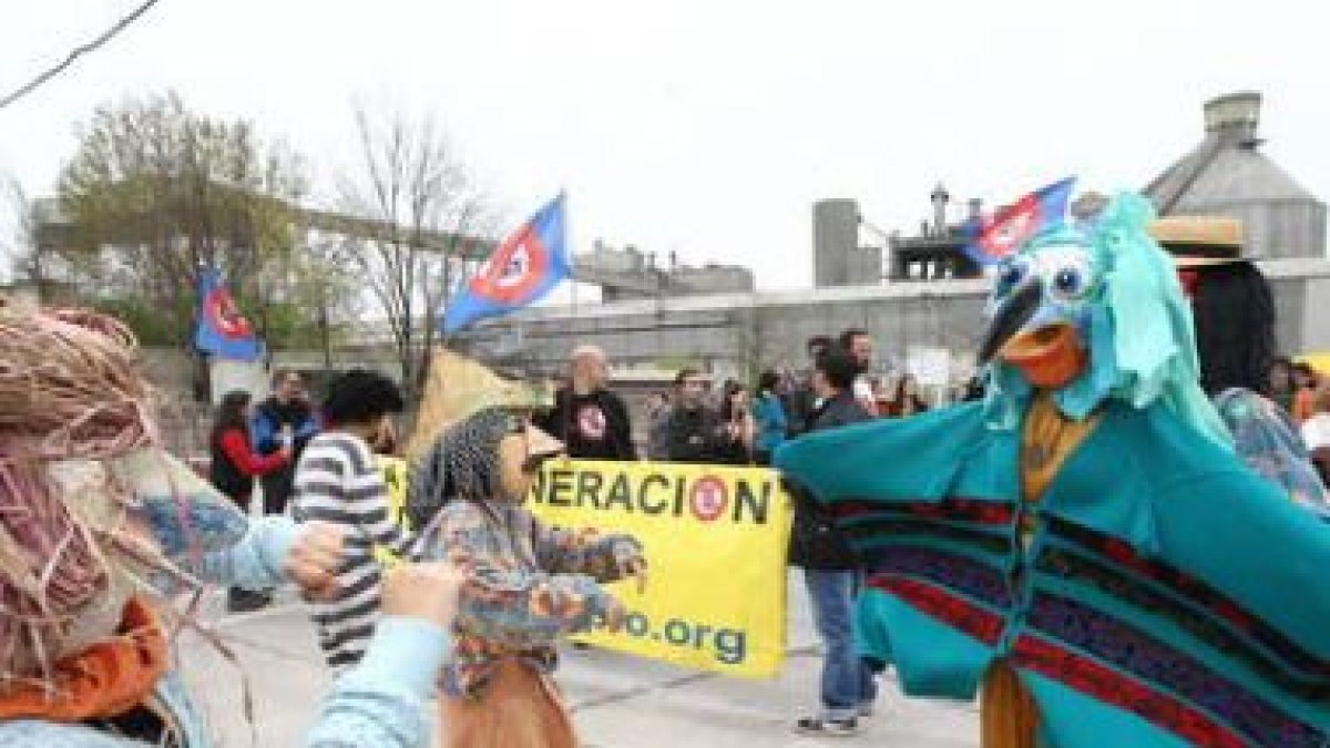 Manifestación ante la cementera el pasado 2 de abril.