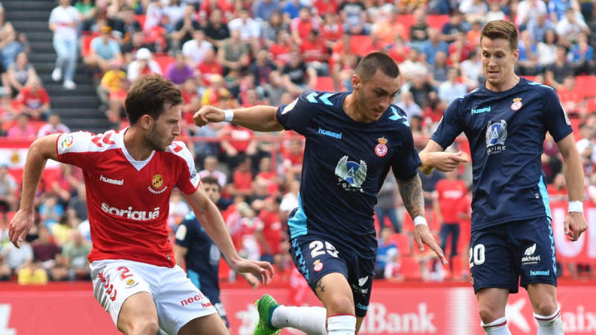 Los jugadores de la Cultural Moutinho, izquierda, y Señé en el partido ante el Nàstic. MATA EGEA