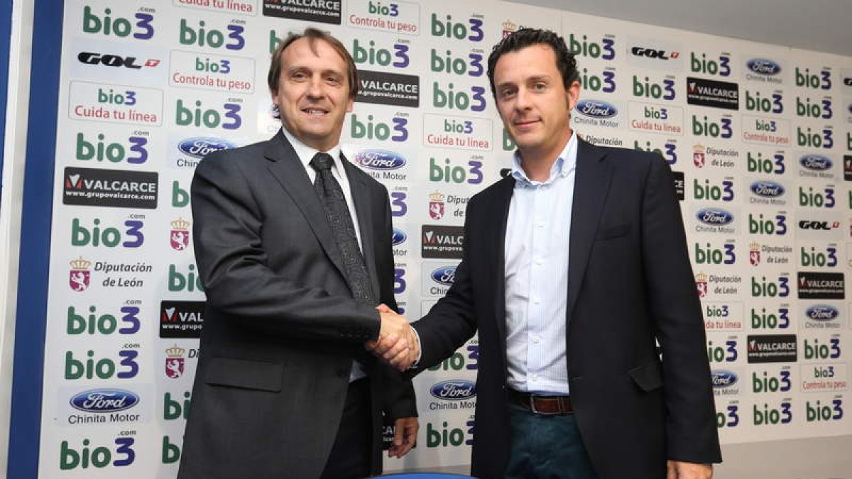 Carlos Lasheras, izquierda, en la presentación como director deportivo de la Ponferradina, junto a Eduardo Domínguez.