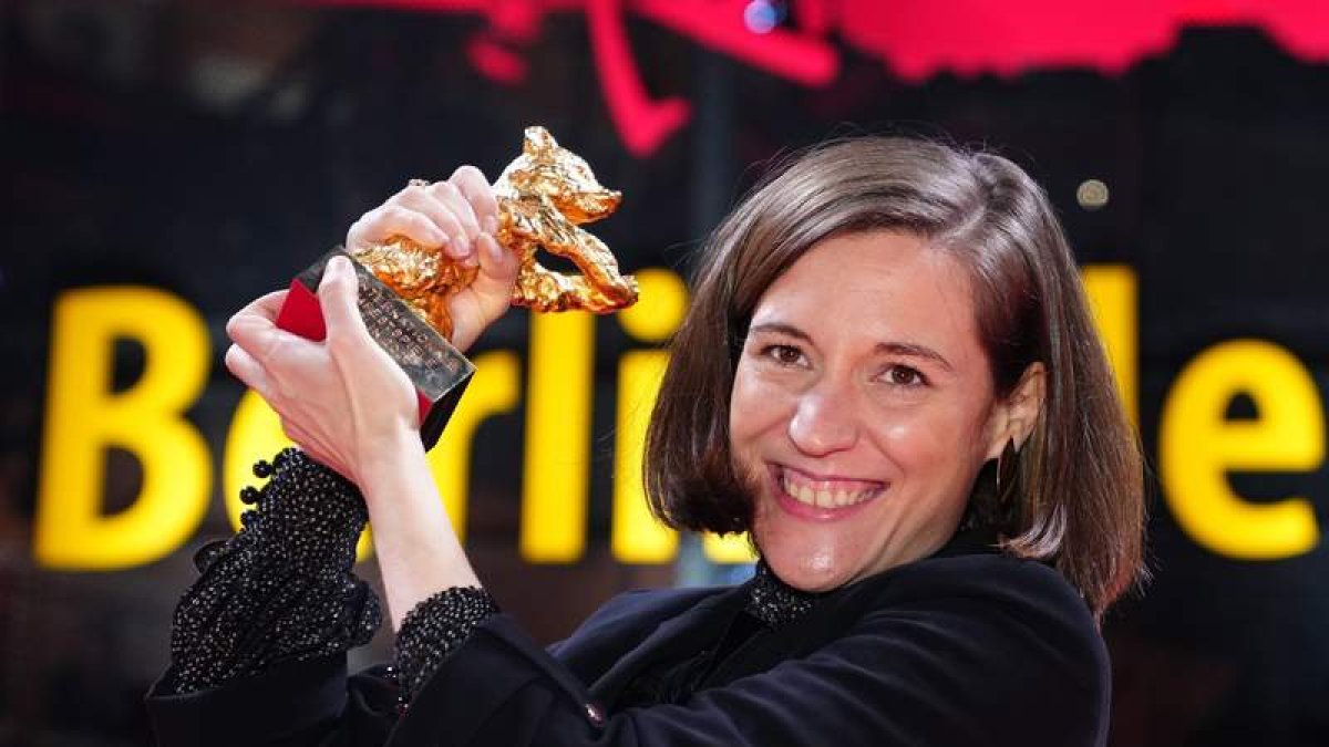 Carla Simón, este miércoles, recogiendo el Oso de Oro de la Berlinale. CLEMENS BILAN