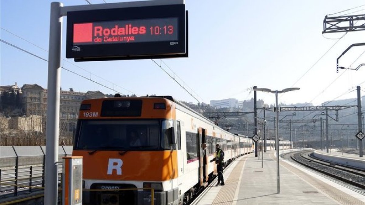 El primer tren de Renfe que retoma el servicio en el tramo accidentado entre Manresa y Sant Vicenç de Castellet.