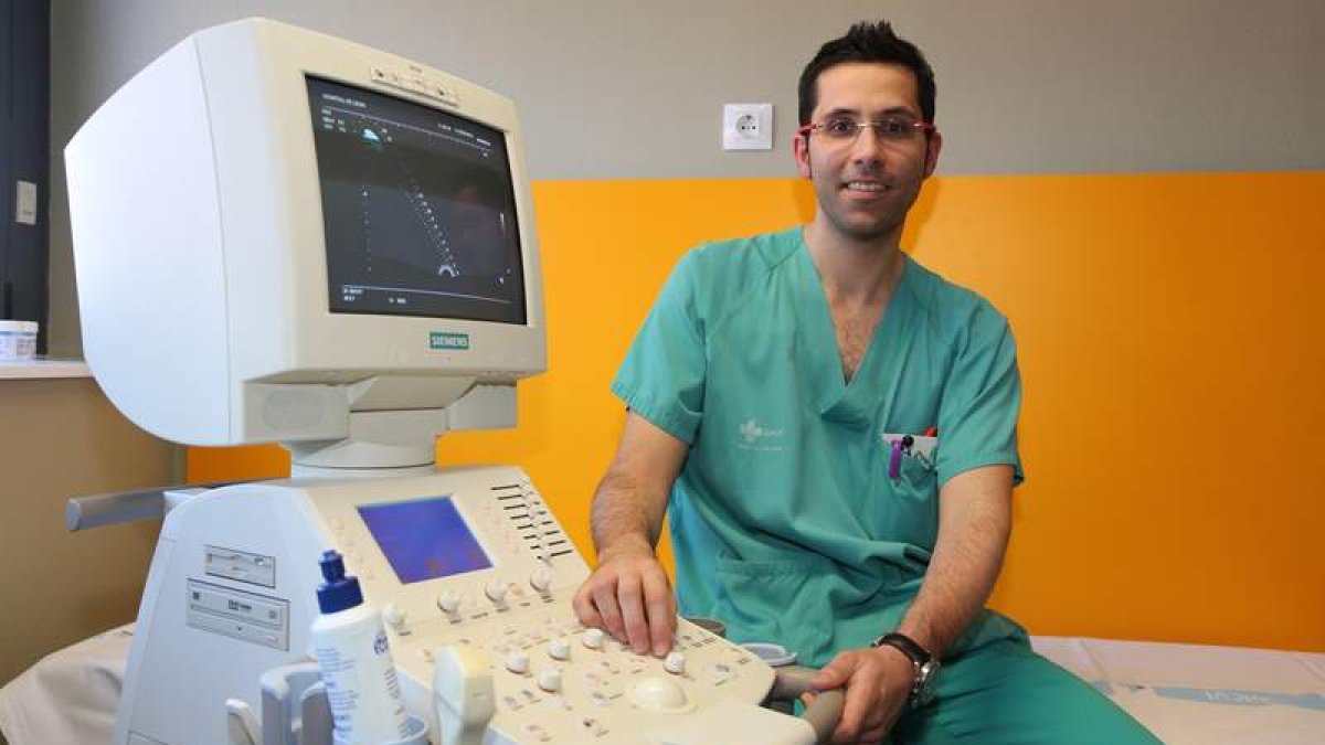 Mario Alonso de Arriba en el servicio de Urología del Hospital de León.