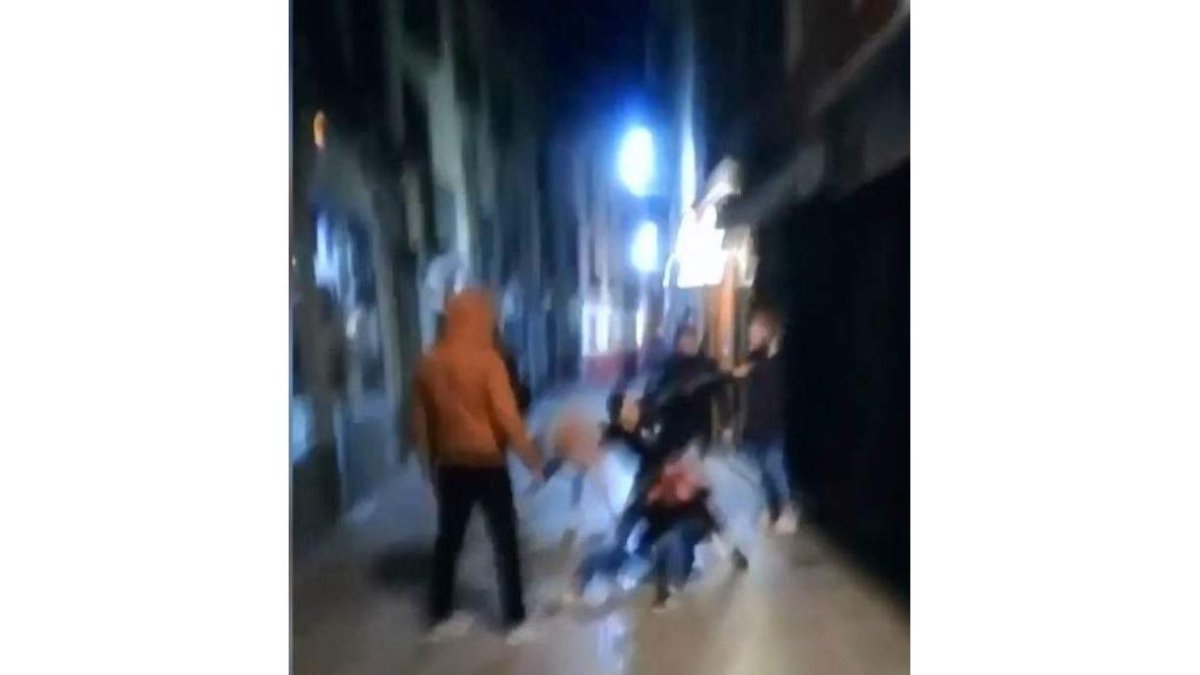 Imagen de la agresión grabada en un vídeo por un testigo.