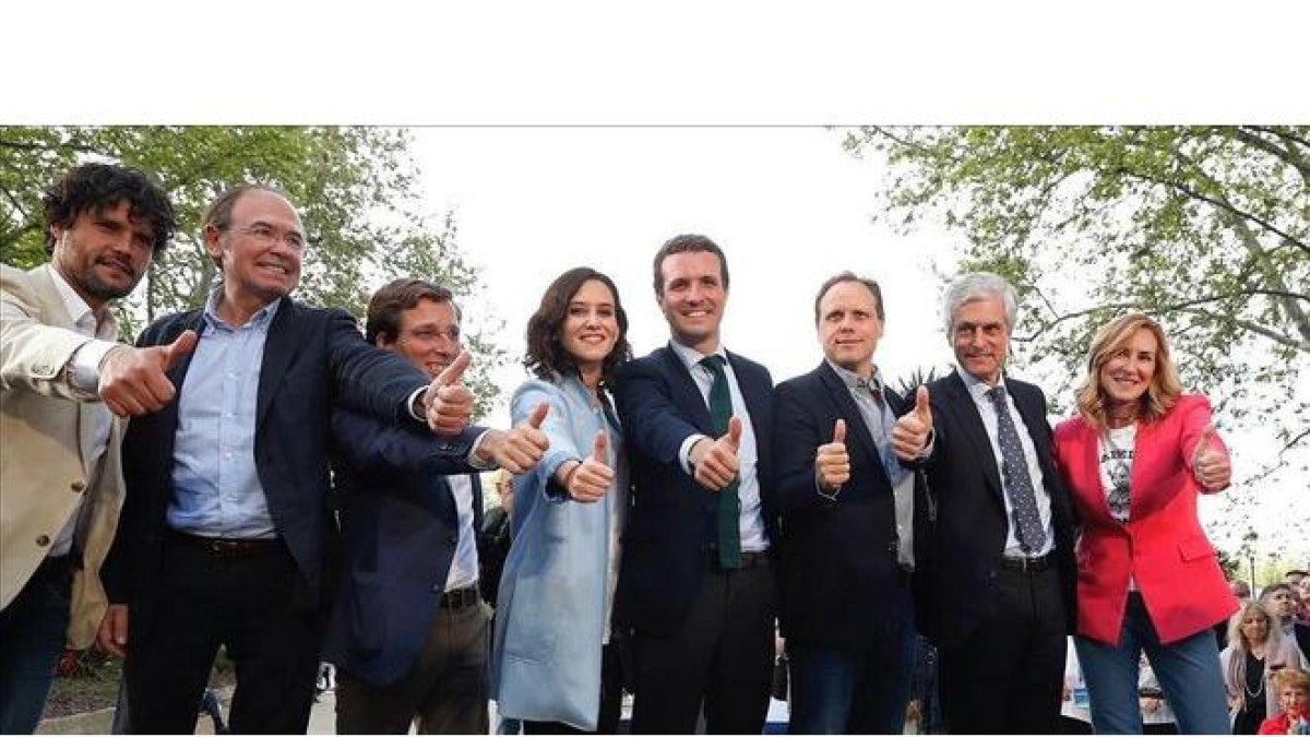 Pablo Casado, en el centro, con los principales dirigentes del PP madrileño, en el mitin de Madrid.