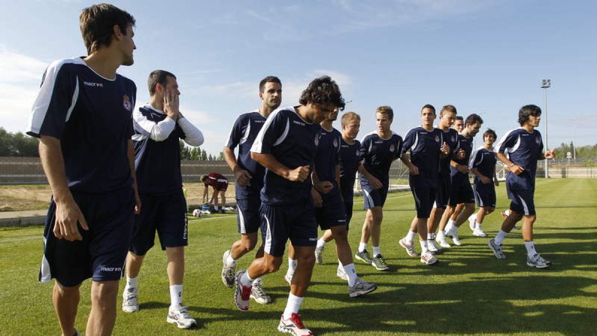 La Cultural se ejercita en el Área Deportiva de Puente Castro con vistas al partido del domingo frente al Club Deportivo Aguilar.