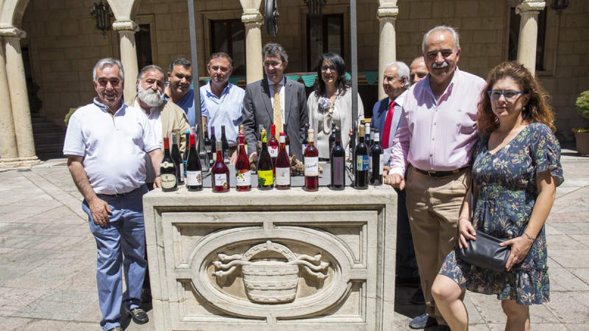 Los presidentes de la Diputación y de la DO, con la subdelegada y los catadores, ayer. F. OTERIO PERANDONES