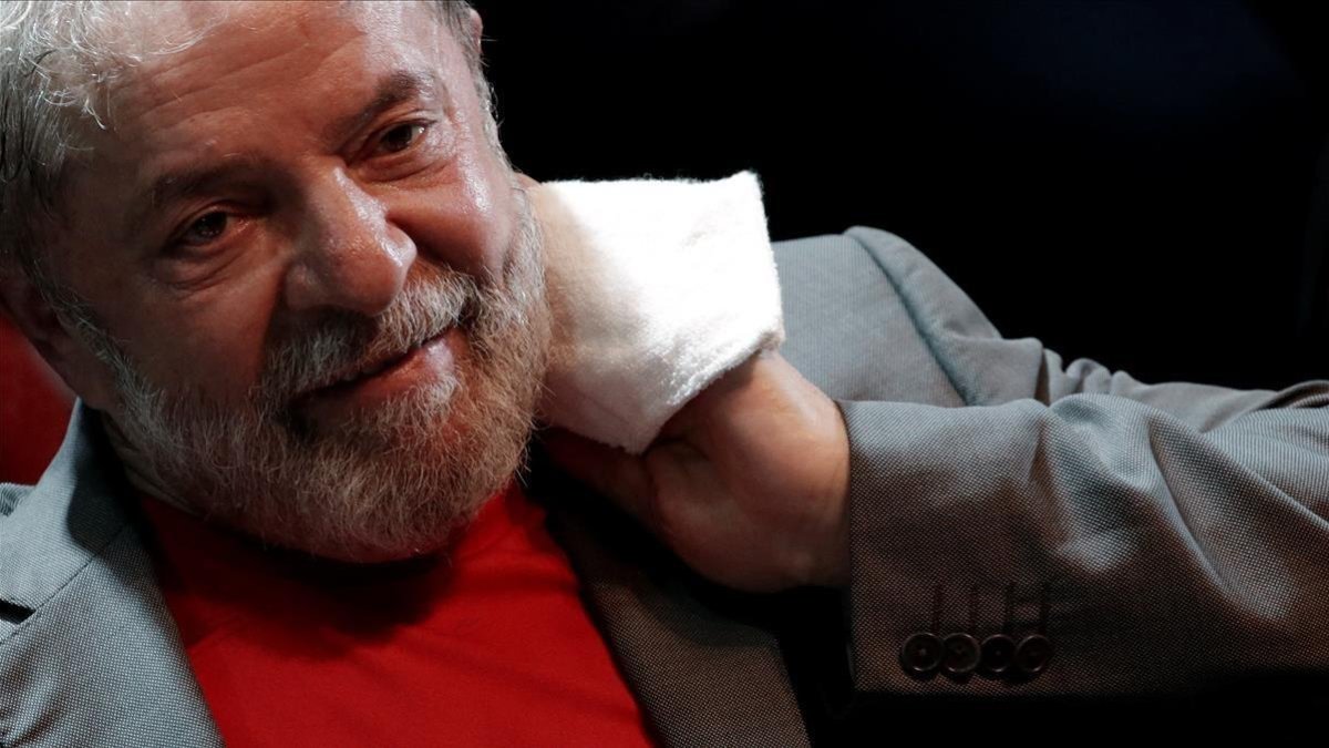 El expresidente brasileño Luiz Inacio Lula da Silva en un acto político en Río de Janeiro, el pasado 2 de abril. /