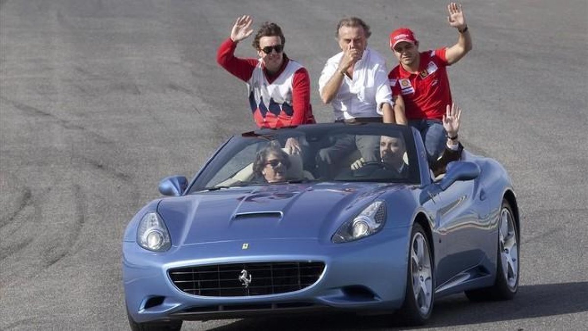 Camps, conduciendo en Ferrari, con Barberá de copiloto.