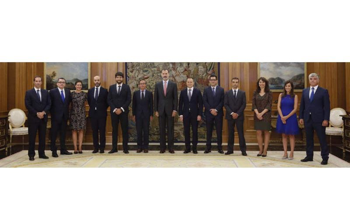 El Rey Felipe, ayer en La Zarzuela con los responsables del Incibe. F. ALVARADO