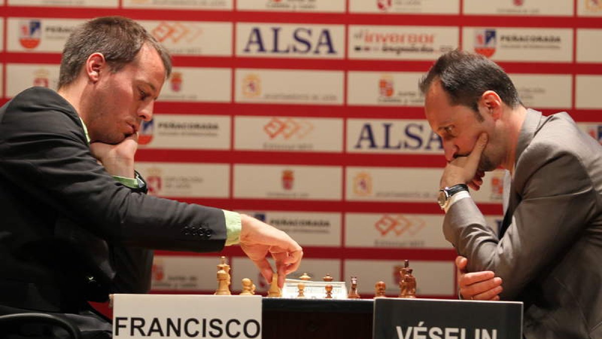 Francisco Vallejo mueve una de sus piezas con precisión milimétrica mientras Véselin Topálov observa con atención la acción de su adversario antes de hacer lo propio.