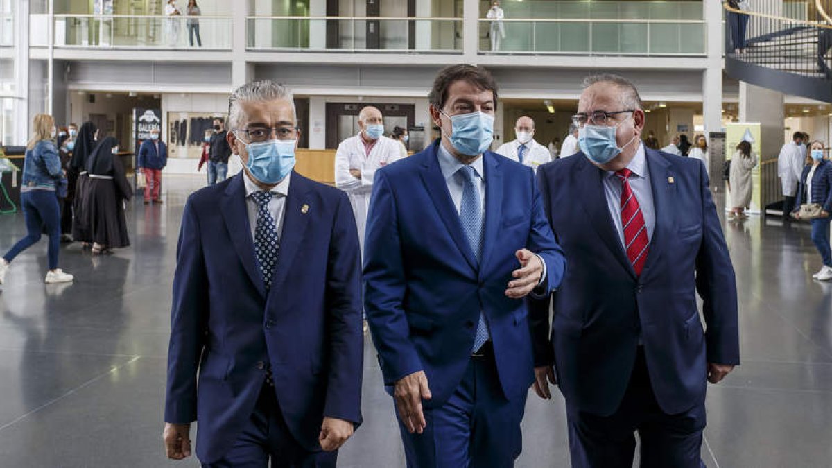 Mañueco ayer, en los actos del X aniversario de la inauguración del hospital de Burgos. SANTI OTERO