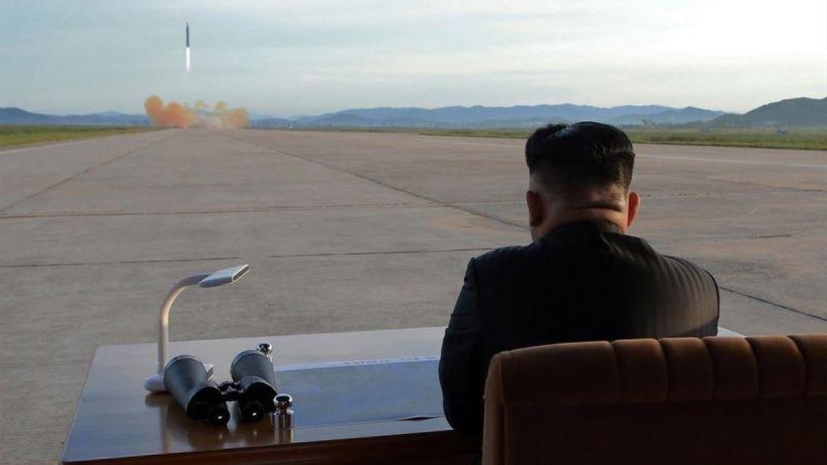 El líder norcoreano, Kim Jong-un, observa el lanzamiento de un misil el pasado mes de septiembre.