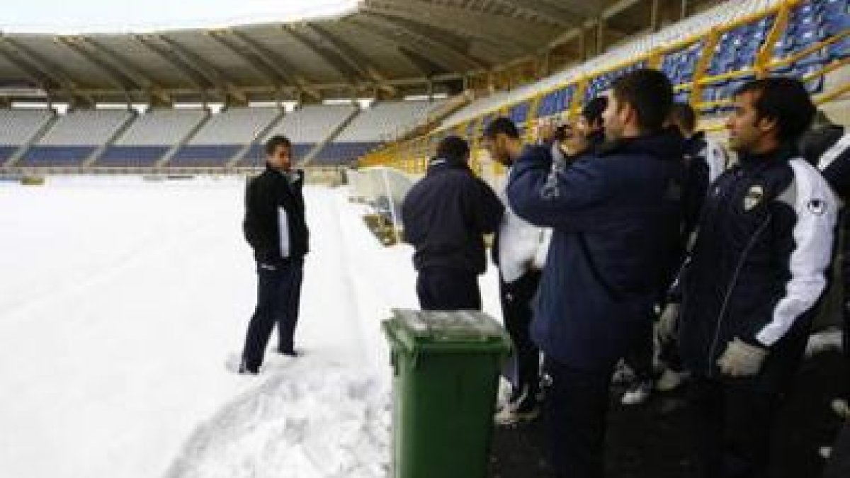 Los jugadores del Montañeros entre la nieve