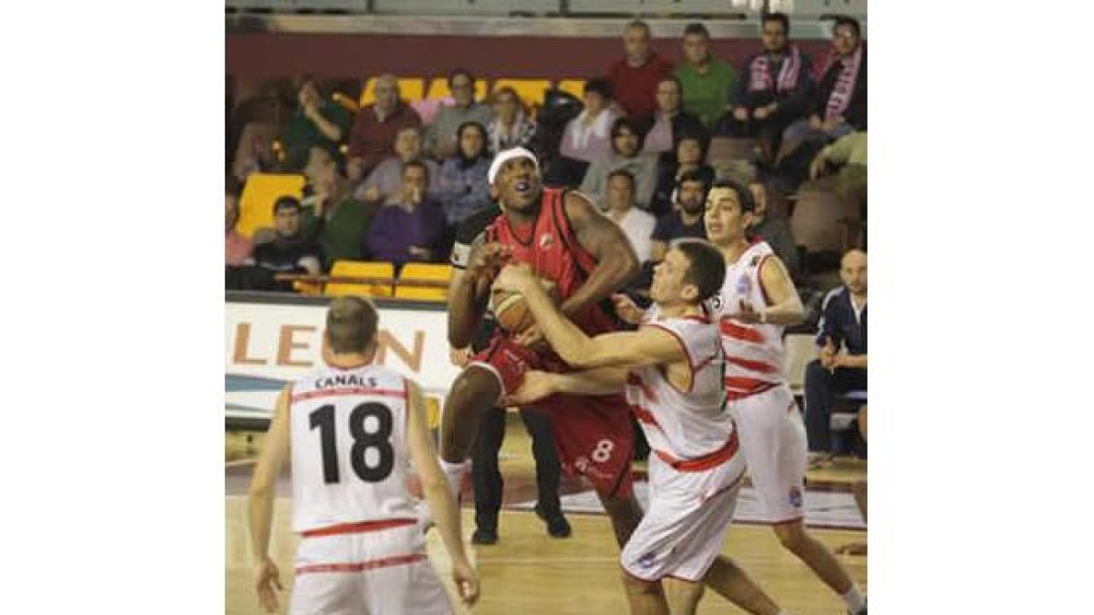 La férrea defensa, fue la tónica dominante por parte del Girona.