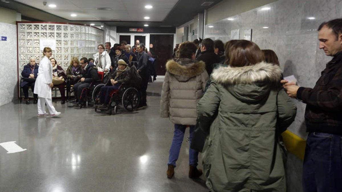 El incremento de los casos de gripe llenan este días las salas de urgencias del Hospital y de los centros de salud de León. MARCIANO PÉREZ