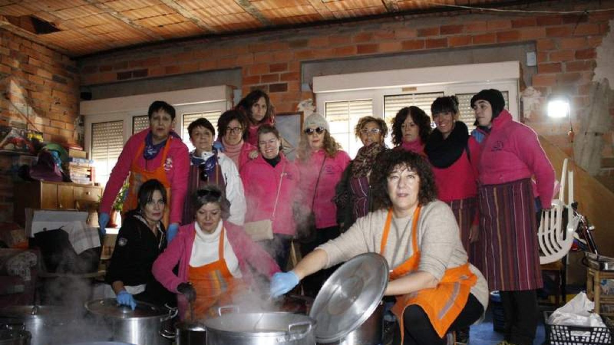 Las mujeres de Riaño, cocinando las patatas con carne y los productos del gocho. CAMPOS