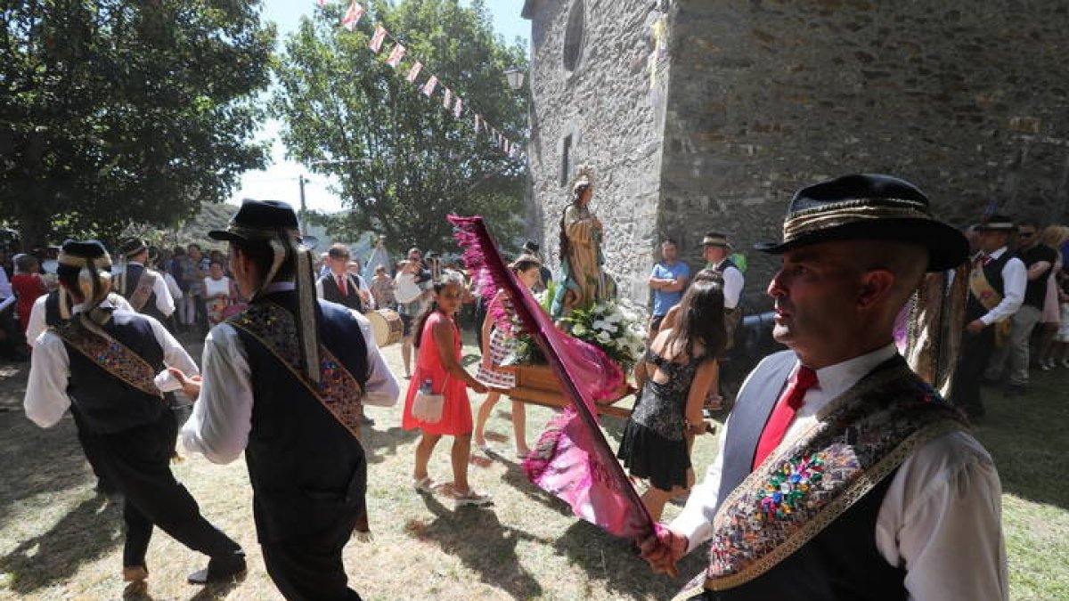 Imagen de los danzantes de la romería de Trascastro. LUIS DE LA MATA