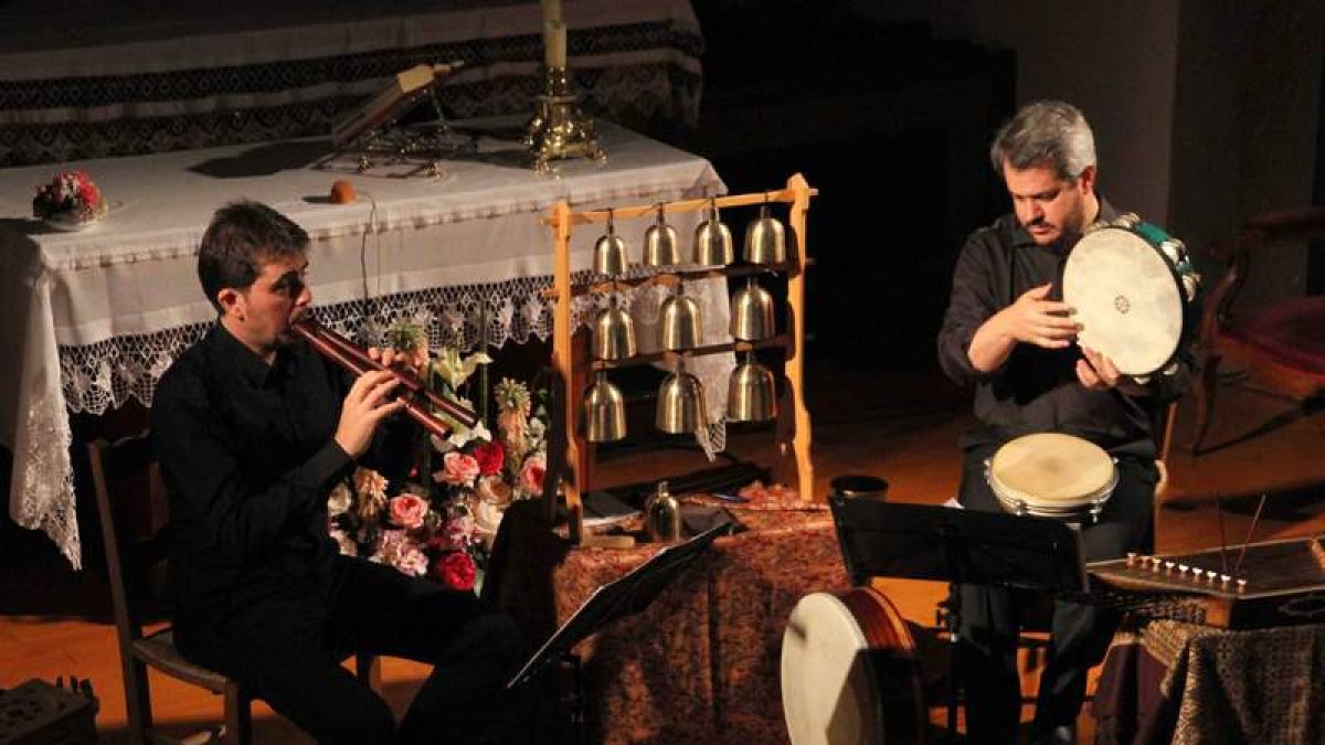 Dos miembros de Eloqventia, en el transcurso de un concierto en el Pirineo de Huesca. DL