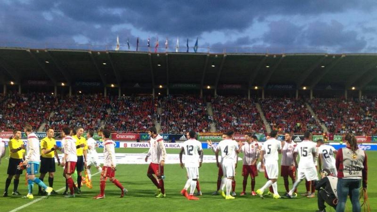 Los dos equipos se saludan en el Reino de León antes de comenzar el partido