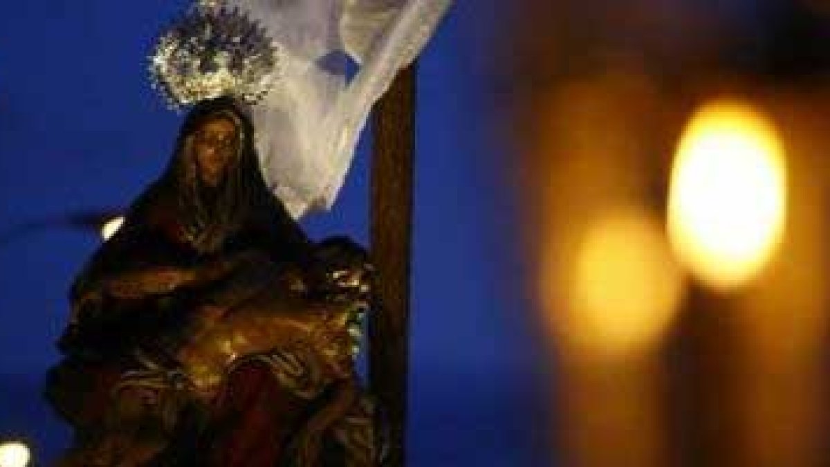 Jesús Nazareno, titular del Dulce Nombre, a su salida en el inicio de la procesión de ayer