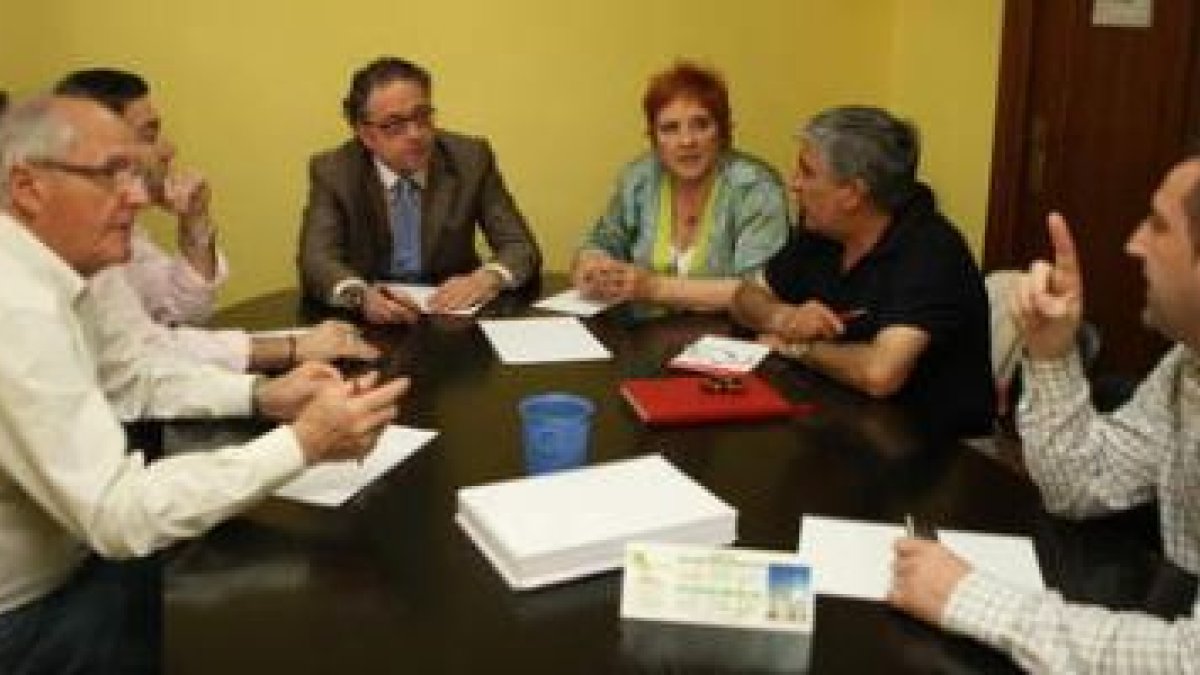 Los representantes del movimiento y la UPL se reunieron con Chamorro y Alonso, en el centro.