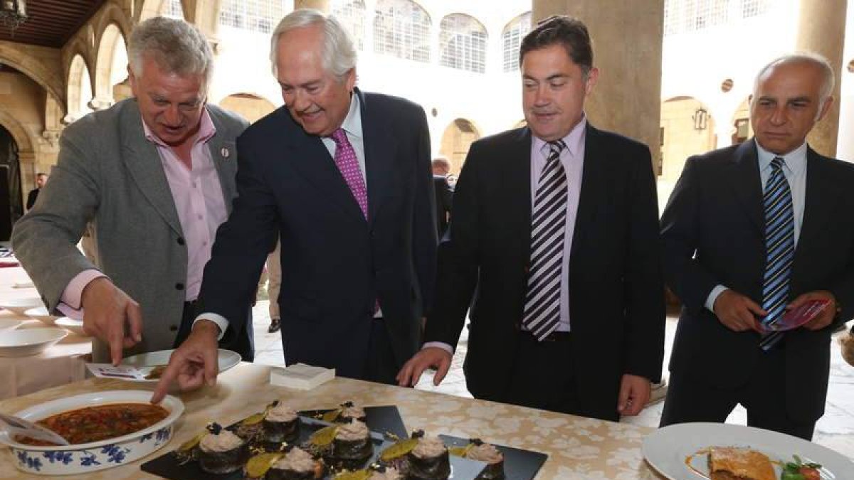 Cayón, García, Martínez y Del Egido visitaron el concurso exposición de la trucha.