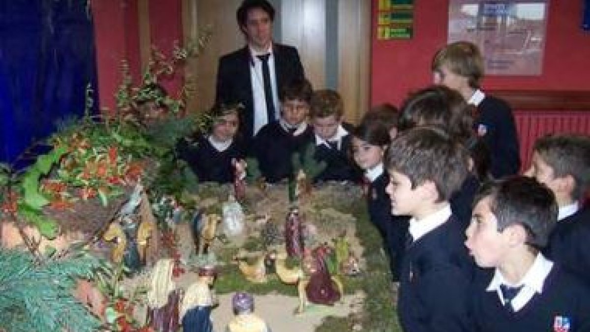 Los alumnos del colegio Peñacorada visitan el belén del centro.