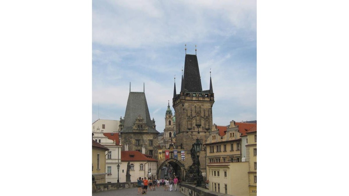 Vista del puente de Carlos, que atraviesa el río Moldava, es uno de los emblemas de Praga y el viaducto más viejo de la ciudad.